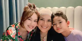 Ayu Ting Ting baru saja merayakan ulang tahun ibunda tercinta, Umi Kalsum bersama keluarga. [Instagram/ayutingting92]