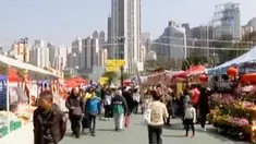Massa buruh menuntut pemerintah menghentikan PHK besar-besaran hingga kemeriahan acara Solo Imlek Festival di Benteng Vasternburg, Solo.