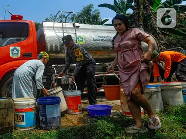 Warga menerima bantuan air bersih dari Badan Penanggulangan Bencana Daerah (BPBD) Kabupaten Bogor di Desa Weninggalih, Jonggol, Bogor, Jawa Barat, Kamis (3/8/2023). (merdeka.com/Arie Basuki)