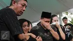 Penyanyi Ashanty didampangi suaminya, Anang Hermansyah terlihat menangis selama prosesi pemakaman sang ibunda, Ratu Farida, di TPU Jeruk Purut, Jakarta, Senin (7/11). Ibunda Ashanty meninggal dunia di usia 72 tahun. (Liputan6.com/Herman Zakharia)