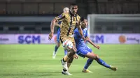 Pemain Dewa United, Ricky Kambuaya (kiri) berusaha melewati pemain Persib Bandung, Ryan Kurnia pada laga lanjutan pekan ke-3 BRI Liga 1 2023/2024 antara Persib Bandung melawan Dewa United FC di Stadion Gelora Bandung Lautan Api (GBLA), Bandung, Jumat (14/07/2023). (Bola.com/Bagaskara Lazuardi)