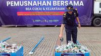Barang-barang tersebut terdiri dari 41,5 juta batang hasil tembakau ilegal, termasuk 33,2 juta batang milik Bea Cukai dan 8,3 juta batang hasil penindakan Kejaksaan, serta 940,89 liter minuman mengandung etil alkohol (MMEA), 10 ribu gram tembakau iris, dan sejumlah barang bukti elektronik. Tampak dalam foto, petugas melakukan pemusnahan barang ilegal hasil penindakan di bidang kepabeanan dan cukai di ICE BSD City, Tangerang, Rabu (12/11/2025). (merdeka.com/Arie Basuki)
