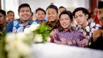 Video Bayu Skak yang diunggah ke chanel Youtubnya kebanyakan menggunakan bahasa Jawa Timuran. Bayu Skak saat bersama pemain Yowis Ben, kompak memakai batik. (Liputan6.com/IG/@moektito)