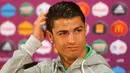 Cristiano Ronaldo memegang rambutnya saat menghadiri jumpa pers pada ajang Piala Eropa 2012. (AFP/UEFA)
