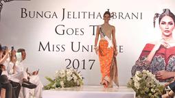 Putri Indonesia 2017 Bunga Jelitha Ibrani berjalan di atas catwalk saat tampil pada acara Menuju Miss Universe 2017, Jakarta, Jumat (3/11). Bunga akan mengikuti Miss Universe 2017 di Las Vegas, AS 12-27 November 2017. (Liputan6.com/Herman Zakharia)