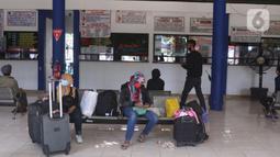 Calon penumpang menunggu jadwal keberangkatan bus di Terminal Tipe A Poris Plawad, Kota Tangerang, Banten, Jumat (21/5/2021). Terminal tersebut kembali beroperasi dan memberangkatkan bus antar kota antar provinsi (AKAP) setelah berakhirnya masa larangan mudik Lebaran. (Liputan6.com/Angga Yuniar)