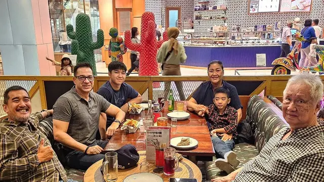 6 Potret Ari Wibowo Rayakan Imlek dengan Keluarga Inge Anugrah, Jaga Komunikasi