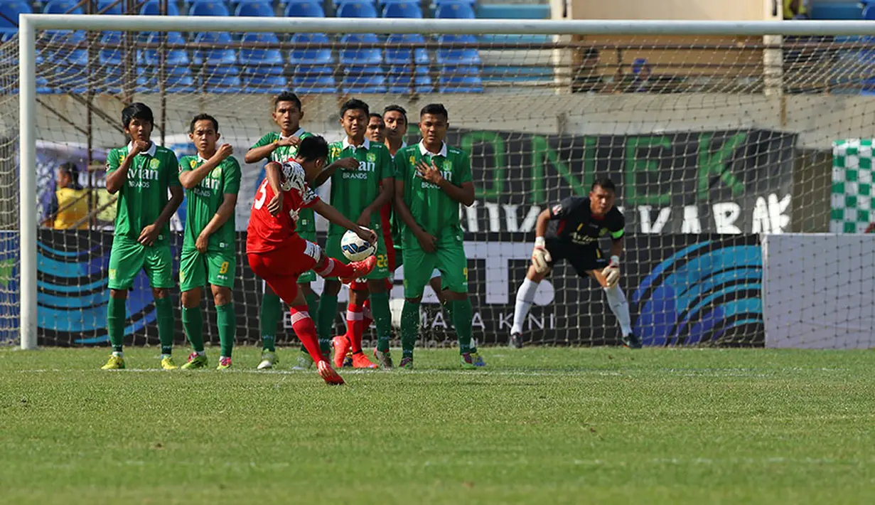 Pemain Martapura FC, Dedi Hartono melakukan tendangan bebas ke arah gawang Persebaya United pada laga Piala Presiden di Stadion Si Jalak Harupat, Bandung, Rabu (2/9/2015). Pertandingan berakhir imbang 0-0.(Bola.com/Peksi Cahyo)