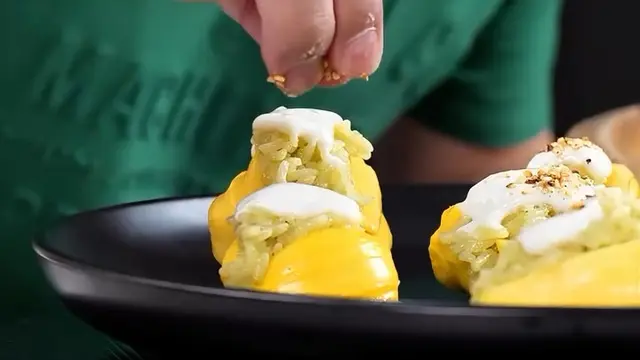 Potret Nicky Tirta Bikin Jackfruit Sticky Rice. (instagram/nickytirta)