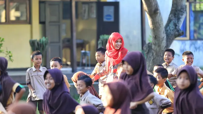 [Bintang] Eksklusif, Pendidikan Temani Jamuan Makan Keluarga Guru Rizma