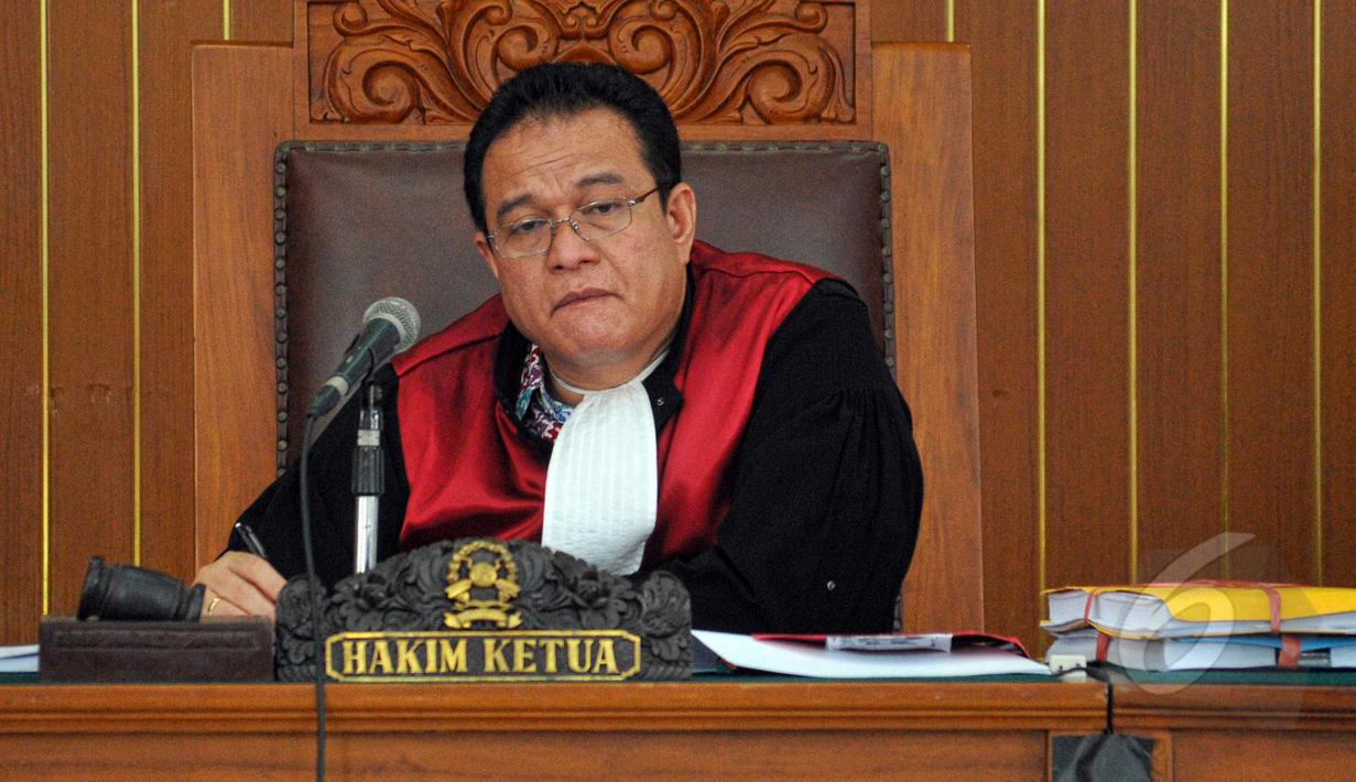 Hakim tunggal, Sihar Purba saat memimpin sidang lanjutan praperadilan mantan Menteri ESDM, Jero Wacik terhadap KPK di Pengadilan Negeri Jakarta Selatan, Jumat (24/4/2015). (Liputan6.com/Yoppy Renato)  
