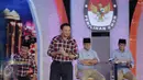 Calon Gubernur no 2, Basuki Tjahaja Purnama atau Ahok menjawab pertanyaan saat debat terakhir Pilgub DKI Jakarta 2017 di Hotel Bidakara, Jakarta, Rabu (12/4). (Liputan6.com/Faizal Fanani)