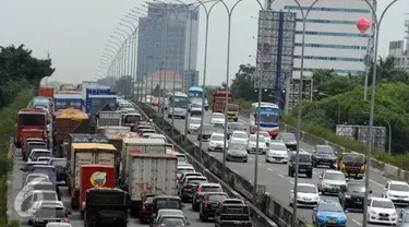  Jelang long weekend atau libur panjang akhir pekan, arus lalu lintas di jalan Bandara Soekarno Hatta (Soetta) Tangerang, Banten padat merayap. Padahal, kenaikan penumpang pesawat di bandara ini hanya 10%.