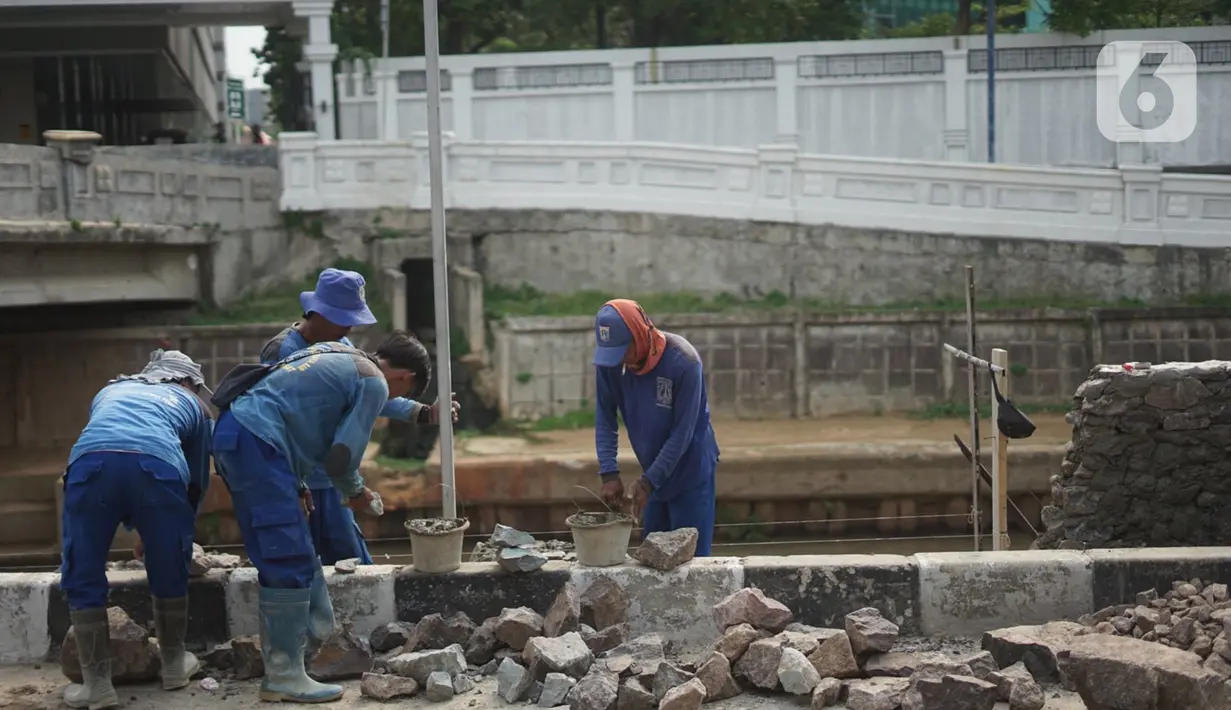 Aktivitas pekerja saat proyek peninggian turap Anak Sungai Ciliwung di kawasan Senen, Jakarta, Rabu (4/11/2020). Peninggian turap dilakukan sebagai langkah mengantisipasi banjir yang berasal dari luapan aliran sungai saat hujan deras. (Liputan6.com/Immanuel Antonius)