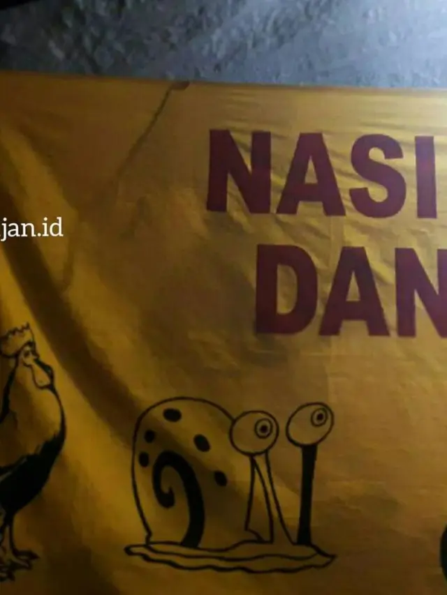 7 Kesalahan di Spanduk Kaki Lima Ini Bikin Mikir Keras
