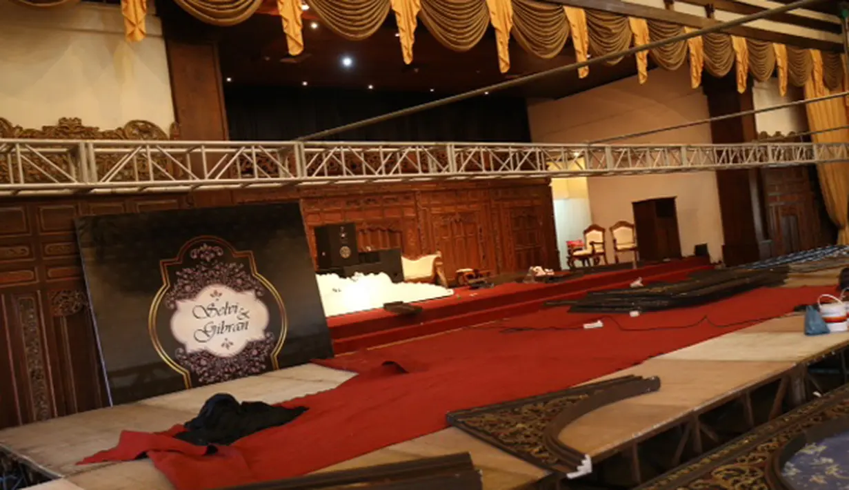 Persiapan dan suasana gedung pernikahan Gibran Rakabuming dan Selvi Ananda (Galih W. Satria/bintang.com)