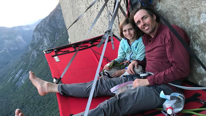 Selah Schneiter berfoto bersama ayahnya Michael Schneiter saat beristirahat ketika memanjat tebing El Capitan di Taman Nasional Yosemite, California, Amerika Serikat, 11 Juni 2019. El Capitan terbilang sangat tenar di dunia panjat tebing. (Michael Schneiter via AP)