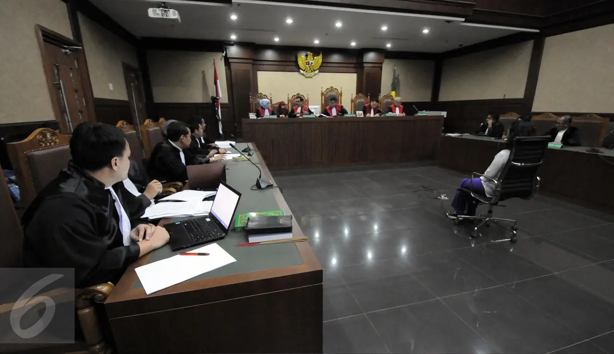 Mantan Anggota Komisi V DPR Damayanti Wisnu Putranti‎ mendengarkan pembacaan putusan di Pengadilan Tipikor, Jakarta, Senin (26/9). Damayanti dinyatakan bersalah menerima suap proyek pelebaran di Maluku, senilai Rp 8,1 miliar. (Liputan6.com/Helmi Afandi)