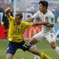 Pemain Swedia, Viktor Claesson (kiri) berebut bola dengan pemain Korea Selatan, Park Joo-ho pada laga grup E Piala Dunia 2018 di Nizhny Novgorod stadium, Nizhny Novgorod, Rusia, (18/6/2018). Swedia menang 1-0. (AP/Pavel Golovkin)