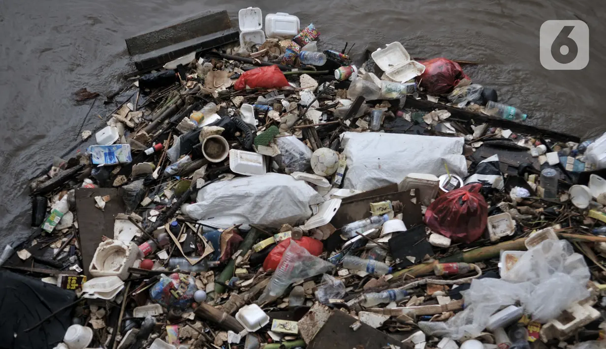 Tumpukan sampah terlihat di Pintu Air Manggarai, Jakarta, Minggu (29/12/2019). Hujan deras yang mengguyur Jakarta dan sekitarnya sejak pagi hingga siang tadi menyebabkan penumpukan sampah di Pintu Air Manggarai. (merdeka.com/Iqbal Nugroho)