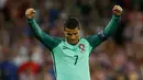 Penyerang Portugal,  Cristiano Ronaldo mengepalkan kedua tangannya usai pertandingan babak 16 besar piala Eropa 2016 di  Stade Bollaert, Lens , Prancis, (26/6). Portugal melaju ke babak 8 besar piala Eropa 2016. (REUTERS/Lee Smith)