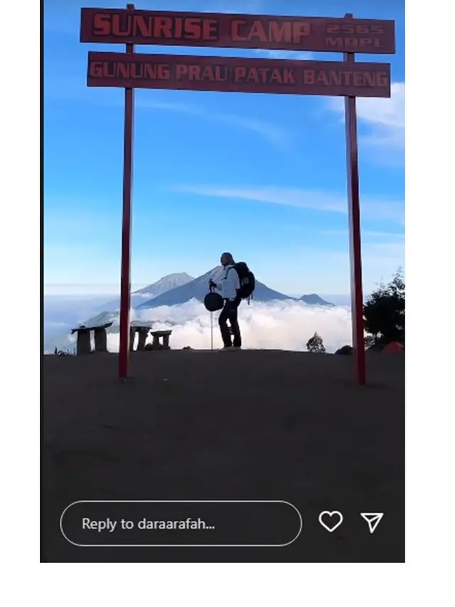 10 Potret Dara Arafah Pertama Kali Mendaki Gunung Prau, Penuh Kesan