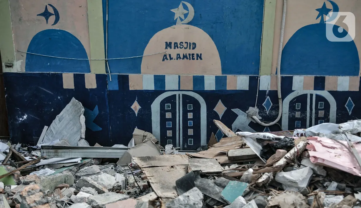 Sebuah mural di tembok belakang masjid yang juga terdampak penggusuran di Delta Serdang, Kemayoran, Jakarta, Rabu (4/11/2020). Sebanyak 61 rumah di RW 07 Delta Serdang rata dengan tanah setelah digusur untuk proyek 6 Ruas Tol Dalam Kota rute Semanan-Sunter. (merdeka.com/Iqbal S Nugroho)