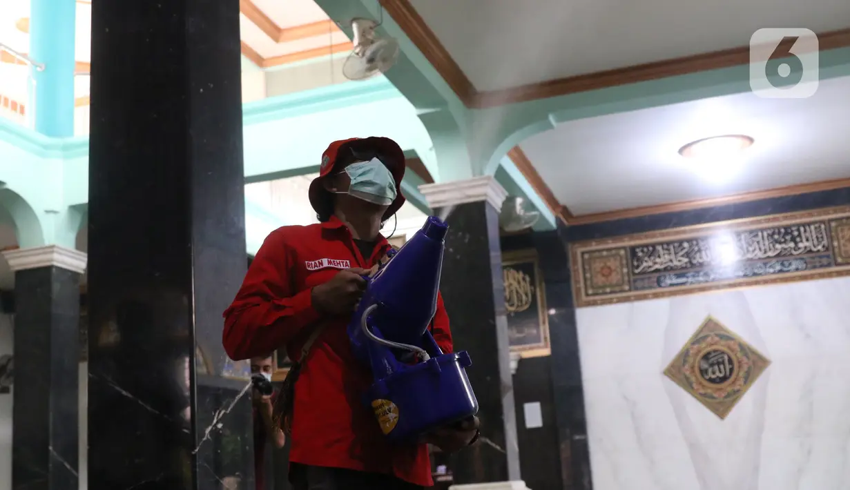 Petugas PMI Kota Tangerang melakukan penyenprotan disinfektan di area masjid Al Hidayah Cipondoh, Tangerang, Banten, Jumat (1/4/2022). Penyemprotan tersebut dilakukan untuk mengantisipasi penyebran covid 19 selama bulan Ramadhan. (Liputan6.com/Angga Yuniar)