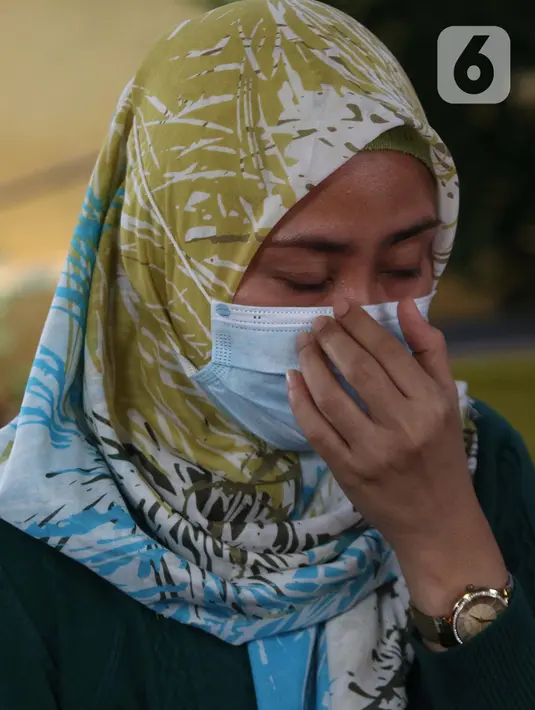 Fenita Citra, kakak dari Okky Bisma korban kecelakaan pesawat Sriwijaya Air SJ 182, saat memberi keterangan kepada pewarta seusai mengurus pengambilan jenazah Okky Bisma di Posko Ante Mortem, RS Bhayangkara RS Sukanto, Jakarta, Rabu (13/1/2021). (Liputan6.com/Helmi Fithriansyah)