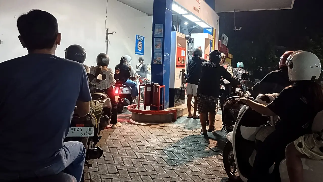 Antrean Kendaraan untuk mendapatkan BBM mengular (Istimewa)
