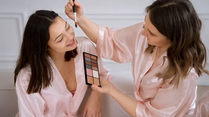 Tips Makeup Soft Plum untuk Tampilan Berani namun Elegan yang Wajib Dicoba
