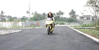 Cerita Angela Gilsha berlatih mengendarai Motor gede.