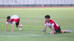 Sebagai saudara kandung, Timothy dan Mathew Baker kerap menunjukkan sisi keakraban. Bahkan, tak jarang keduanya saling bersendang gurau dengan diiringi canda tawa dalam sesi latihan Timnas Indonesia U-20. (Bola.com/M Iqbal Ichsan)