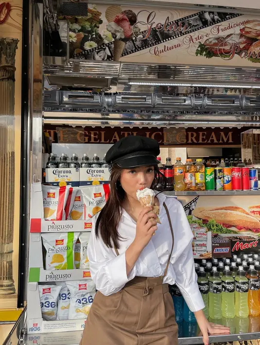 Atau gaya manis Fuji dengan kemeja lengan panjang berwarna putih, dipadukannya dengan celana panjang cokelat berdetail strap. [Foto: Instagram/fuji_an]