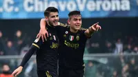 Alvaro Morata disambut rekannya, Paulo Dybala, setelah mencetak gol ke gawang Chievo dalam lanjutan Serie A Italia di Stadion Marc'Antonio Bentegodi, Minggu (31/1/2016). (AFP/Giuseppe Cacace)