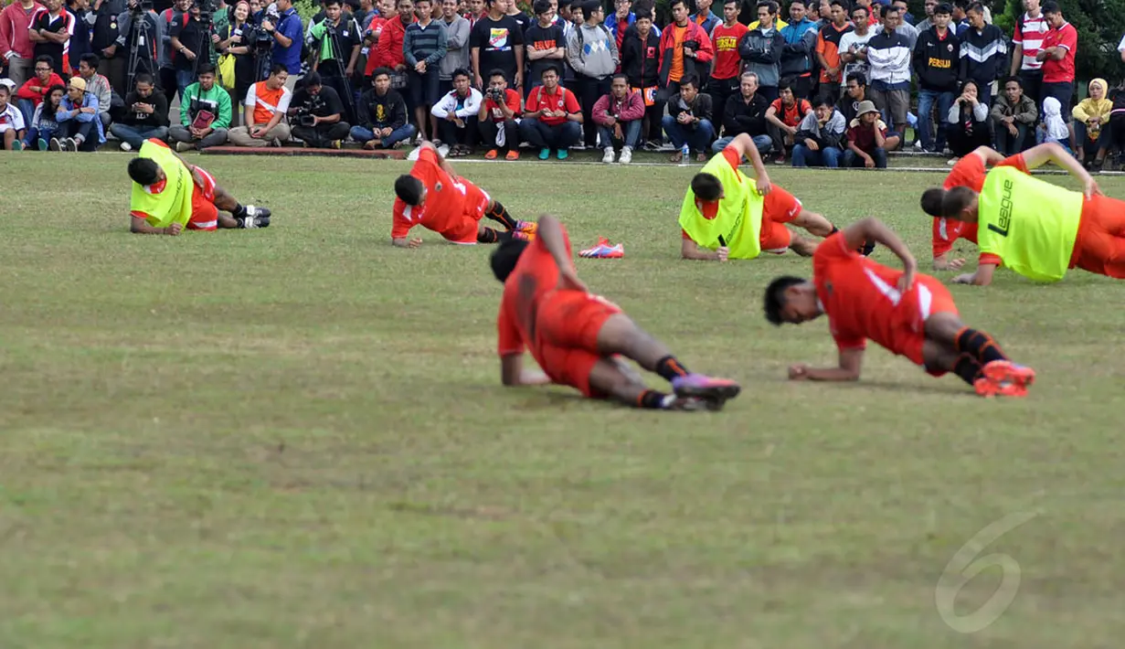 Ratusan suporter menyaksikan sesi latihan Persija Jakarta di Markas Yon Zikon 13, Jakarta (2/1/2015). (Liputan6.com/Miftahul Hayat) 