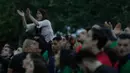 Seorang fans wanita tampak cemas, hingga 90 menit, CR 7 dan rekan-rekannya masih belum mampu membobol gawang Croatia. (Bola.com/Vitalis Yogi Trisna)