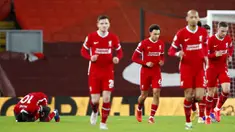 Striker Liverpool, Sadio Mane, melakukan selebrasi usai mencetak gol ke gawang West Bromwich Albion pada laga Liga Inggris di Stadion Anfield, Minggu (27/12/2020). Kedua tim bermain imbang 1-1. (Clive Brunskill/Pool via AP)