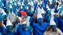 Orang-orang berpakaian seperti Smurf untuk memecahkan rekor pertemuan terbesar di dunia, di Landerneau, Prancis barat, Sabtu (7/3/2020). Sebanyak 3.500 orang berkumpul dan berdandan serba biru seperti Smurf, bahkan ada yang mengecat wajah dan kulit mereka. (Photo by Damien MEYER / AFP)