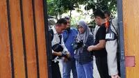 Keluarga Brigadir RAT mendatangi lokasi bunuh diri anaknya di rumah kawasan Mampang, Jakarta Selatan. (Liputan6.com/Ady Anugrahadi)