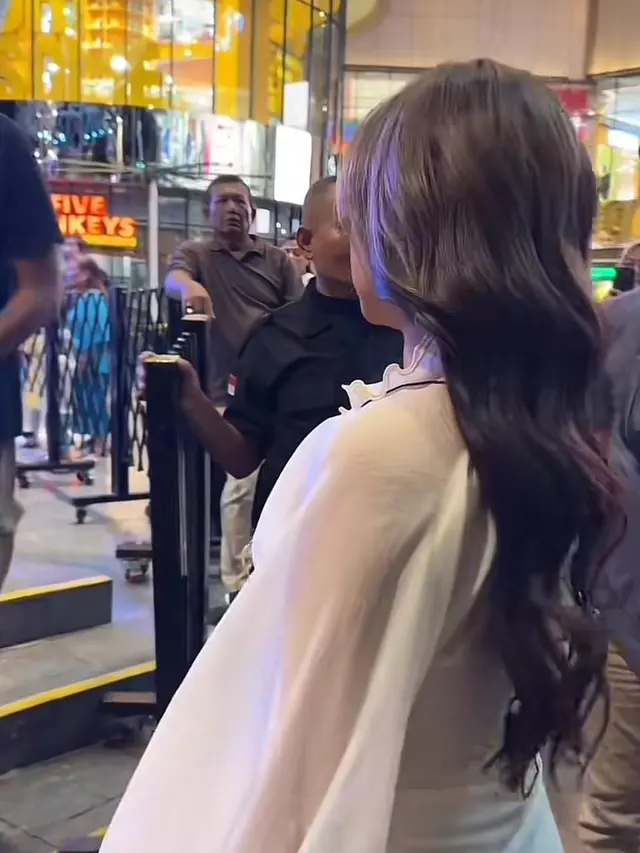 Orang tak dikenal masuk panggung Naura Ayu. (credit:tiktok.com/@thebaldys_fam)
