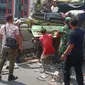 Petugas kepolisian tengah berupaya mengevakuasi seorang kenek Supriadi (30) yang  terjepit badan truk. Kecelakaan truk yang dikemudikan rekannya Subadril terjadi di Tol Tomang, Jakarta Barat, Selasa (13/6/2023). (Merdeka.com)