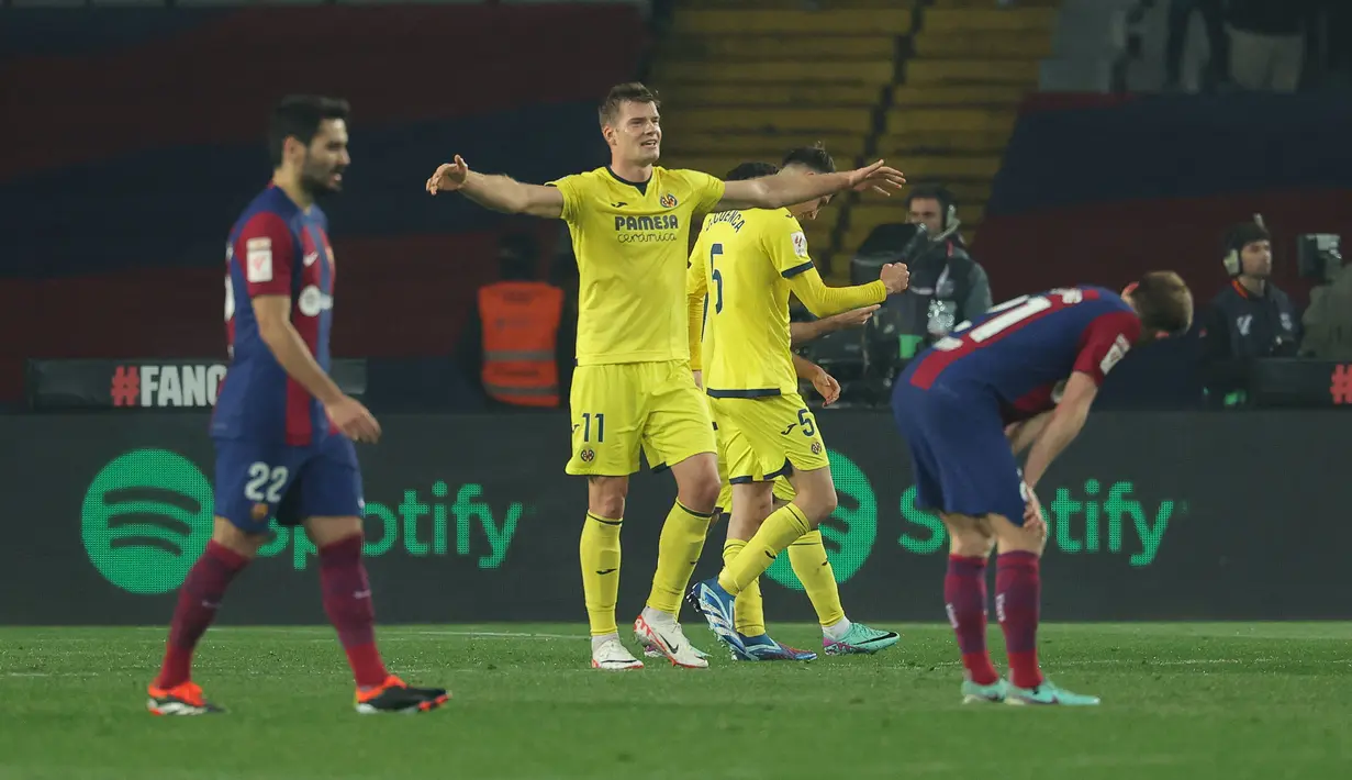 Villarreal menjadi klub terbaru ynag mampu mengalahkan Barcelona dengan torehan 5 gol. Momen itu terjadi saat Villarreal menang 5-3 atas Barcelona pada pekan ke-22 La Liga 2023/2024 (27/1/2024). Dalam laga tersebut, Villarreal unggul 2-0 terlebih dahulu sebelum akhirnya tertinggal 2-3, hingga akhirnya melakukan comeback dengan mencetak tiga gol untuk membungkus kemenangan 5-3. (AFP/Lluis Gene)