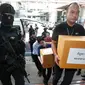 Petugas membawa 100 kilogram ganja yang disita sebelum konferensi pers di Bangkok, Selasa (25/9). Kepolisian Thailand menyerahkan ganja sitaan itu untuk penelitian medis menyusul rencana pemerintah memproduksi obat-obatan berbasis ganja (AP/Sakchai Lalit)