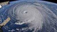 Foto yang dirilis NASA memperlihatkan Badai Florence terlihat dari Stasiun Luar Angkasa Internasional, Rabu (12/9). Badai Florence masih diperkirakan menjadi badai besar yang sangat berbahaya, ketika mendekati pesisir Amerika Serikat. (NASA via AP)