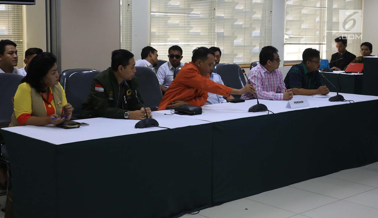 Pemohon dari Partai Garuda dan Partai Berkarya saat menghadiri sidang gugatan di Jakarta, Sabtu (23/12). Partai Berkarya menggugat KPU ke Bawaslu setelah dinyatakan tidak lolos persyaratan administrasi. (Liputan6.com/Angga Yuniar)