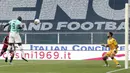 Pemain Inter Milan Romelu Lukaku (kiri) mencetak gol ke gawang Genoa pada pertandingan Serie A di Stadion Luigi Ferraris, Genoa, Italia, Sabtu (25/7/2020. Inter Milan mengalahkan Genoa 3-0. (Tano Pecoraro/LaPresse via AP)