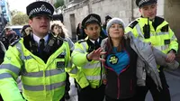 Aktivis lingkungan asal Swedia, Greta Thunberg ditangkap di luar InterContinental London Park Lane selama demonstrasi "Oily Money Out" yang diselenggarakan oleh Fossil Free London dan Greenpeace di sela-sela hari pembukaan Energy Intelligence Forum 2023 di London pada 17 Oktober 2023. (HENRY NICHOLLS / AFP)