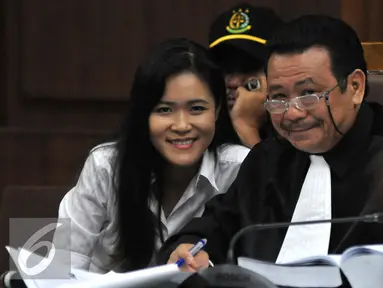 Terdakwa pembunuhan Mirna Salihin, Jessica Kumala Wongso saat menjalani sidang lanjutan di PN Jakarta Pusat, Senin (15/8). Sidang tersebut dengan agenda pendengaran Saksi ahli psikologi klinis Antonia Ratih Handayani. (Liputan6.com/Johan Tallo)