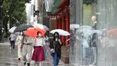 Orang-orang yang mengenakan masker melewati sebuah jalan di Shibuya-ku, Tokyo, Jepang (30/6/2020). Pemerintah kota metropolitan Tokyo mengonfirmasi 54 kasus infeksi baru COVID-19, menandai hari kelima berturut-turut penambahan kasus harian baru di ibu kota tersebut. (Xinhua/Du Xiaoyi)